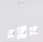 Lampa wisząca Elementi 6xG9 w kolorze białym, złożona z trzech asymetrycznych kloszy z okrągłymi źródłami światła. Zawieszona na cienkich linkach, montowana do sufitu. Proste tło podkreśla nowoczesny design lampy.