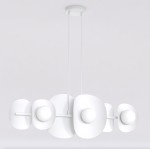 Lampa wisząca Elementi 6xG9 w białym kolorze, złożona z okrągłych i owalnych elementów. Produkt wisi na dwóch cienkich linkach, z centralnym stelażem oraz sześcioma źródłami światła. Prosta i nowoczesna forma, idealna do różnych aranżacji.