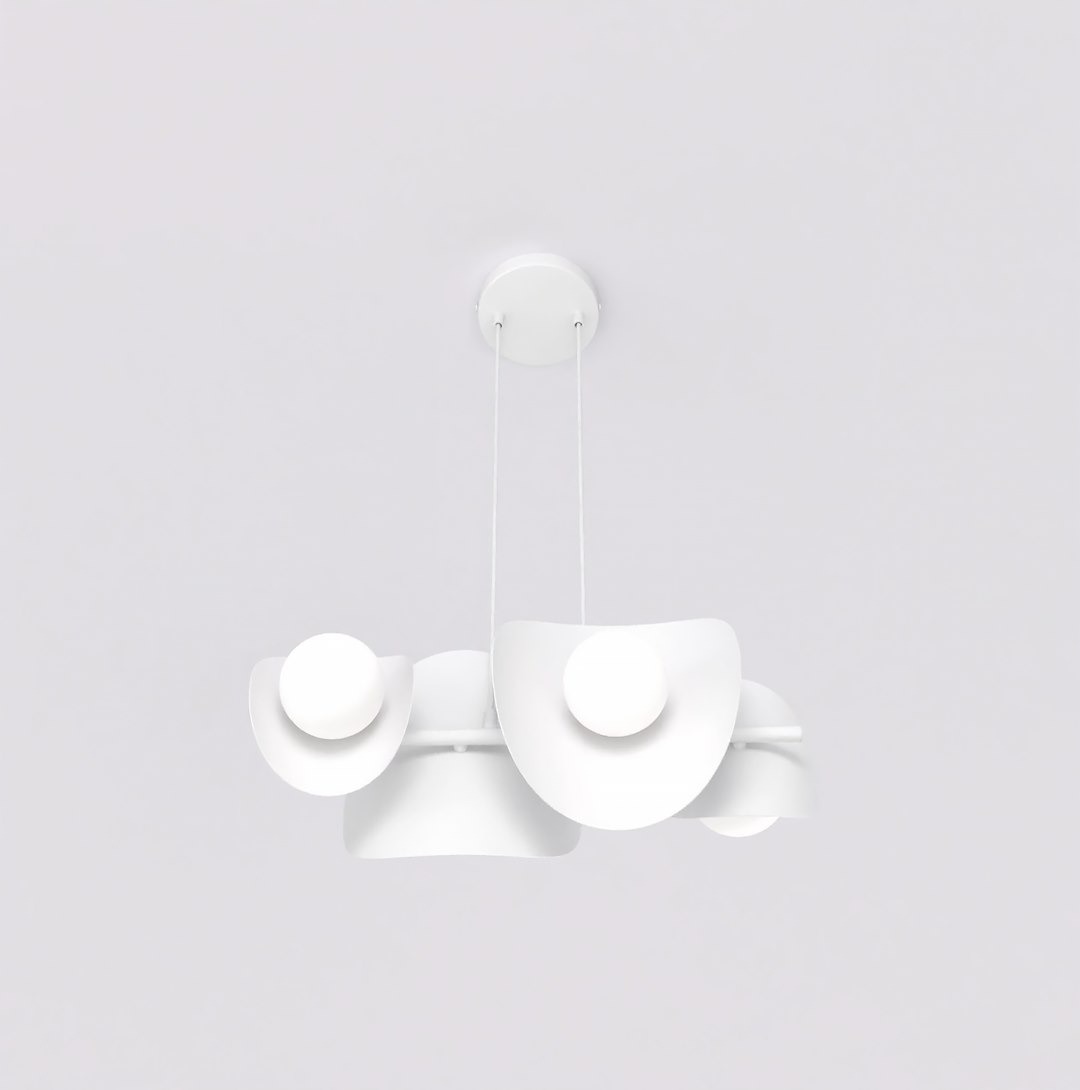 Lampa wisząca Elementi 4xG9 w białym kolorze, złożona z asymetrycznych, płaskich elementów oraz okrągłych detali. Posiada dwa przewody mocujące, zawieszona centralnie. Prosta forma idealna do nowoczesnych wnętrz.