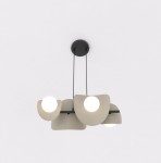 Lampa wisząca Elementi 4xG9 w kolorze czarnej mokki. Posiada cztery okrągłe źródła światła umieszczone w asymetrycznych, matowych kloszach. Konstrukcja zawieszona na czarnych linkach, montowana do sufitu. Tło białe.