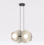 Lampa wisząca Elementi 4xG9 w kolorze czarnym mokka, z nowoczesnymi, zaokrąglonymi kloszami w odcieniu beżowym. Ułożona w pozycji wiszącej, zawieszona na cienkich linkach, z centralnym źródłem światła w każdej oprawie.