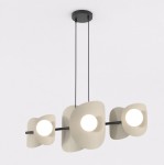 Lampa wisząca Elementi 6xG9 w kolorze czarnej mokki. Posiada trzy asymetryczne klosze w odcieniu jasnego beżu, zawieszone na cienkich, czarnych linkach. Klosze mieszczą okrągłe żarówki, zapewniając efektowne oświetlenie.