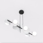 Lampa wisząca Elementi z sześcioma źródłami światła G9, w kolorze czarnym i szarym. Posiada oprawy w formie okrągłych kloszy oraz asymetryczne, faliste elementy dekoracyjne. Zawieszona na cienkich linkach, montowana do sufitu.