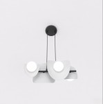 Lampa wisząca Elementi 4xG9 w kolorze czarnym i szarym, z czterema okrągłymi źródłami światła, umieszczona na poziomej rurze. Klosze mają organiczny kształt z matowego materiału, zawieszone na cienkich linkach z sufitu.