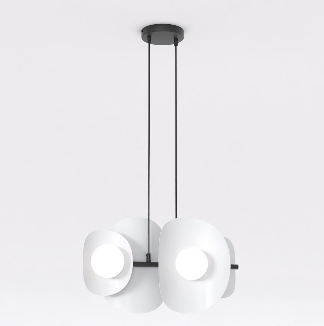 Lampa wisząca Elementi 4xG9 w kolorze czarnym i szarym, złożona z czterech białych kloszy o okrągłych i zaokrąglonych kształtach. Produkt zawieszony na dwóch czarnych linkach, montowany do sufitu. Tło jednolite, jasne.