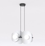 Lampa wisząca Elementi 4xG9 w kolorze czarnym i szarym, złożona z czterech białych kloszy o okrągłych i zaokrąglonych kształtach. Produkt zawieszony na dwóch czarnych linkach, montowany do sufitu. Tło jednolite, jasne.