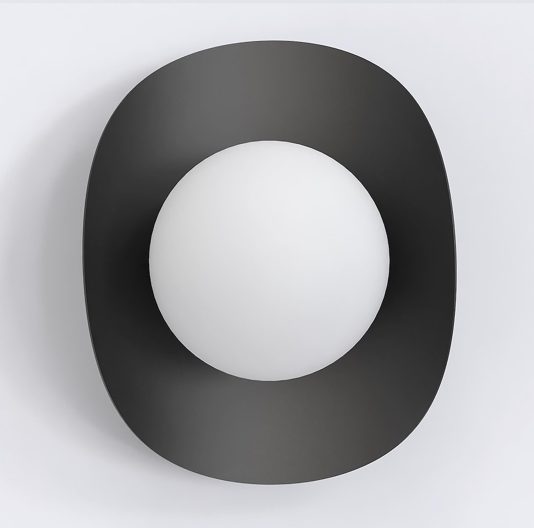 Kinkiet Fiero M w kolorze czarnym, z okrągłym kloszem w białym kolorze, zamontowany na prostokątnej podstawie. Ujęcie frontalne, ukazujące minimalistyczny design oraz subtelne połączenie matowej powierzchni z gładkim szkłem.