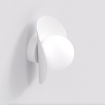 Biały kinkiet Fiero M 1xG9, z okrągłym źródłem światła, zamocowany na ścianie. Osłona lampy w kształcie falistego elementu, minimalistyczny design, idealny do nowoczesnych wnętrz. Ujęcie frontalne, na jednolitym tle.