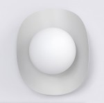 Kinkiet Fiero M w kolorze szarym, z okrągłą, białą oprawą świetlną umieszczoną w delikatnej, zaokrąglonej ramie. Produkt widoczny z góry, na jednolitym tle. Idealny do nowoczesnych wnętrz.