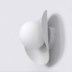 Kinkiet Fiero M w kolorze szarym, z okrągłą, białą oprawą i asymetrycznym, zaokrąglonym kloszem. Produkt zamontowany na ścianie, widoczny z boku, z delikatnymi krawędziami. Idealny do nowoczesnych wnętrz.