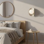 Kinkiet Fiero M w kolorze mokka, montowany na ścianie obok łóżka. Okrągłe źródło światła osadzone w eleganckiej, minimalistycznej obudowie. W tle widoczna okrągła lustro i drewniane akcesoria na stoliku nocnym.