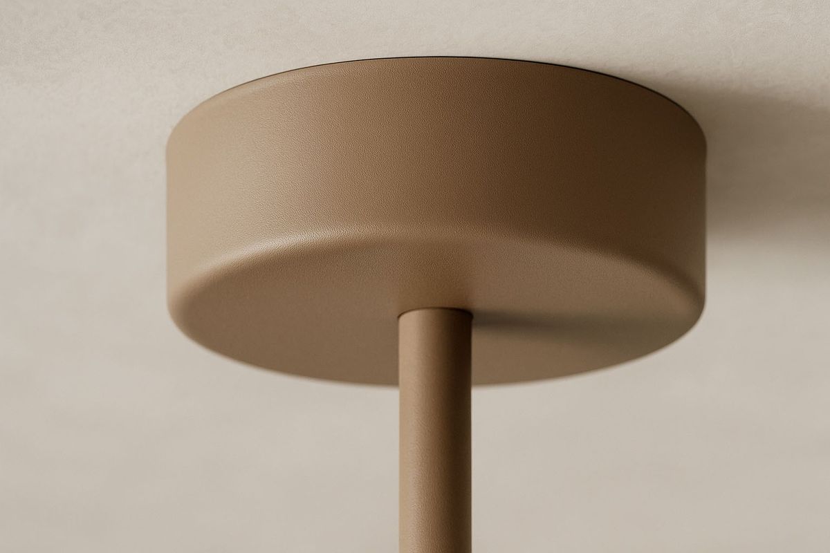 Beżowa lampa sufitowa Ardi K-5840 z mocowaniem na trzy żarówki G9. Widok z góry, ukazujący okrągły, gładki klosz i prosty, cylindryczny słup. Lampa zamontowana na jasnym tle, co podkreśla jej kolor i kształt.