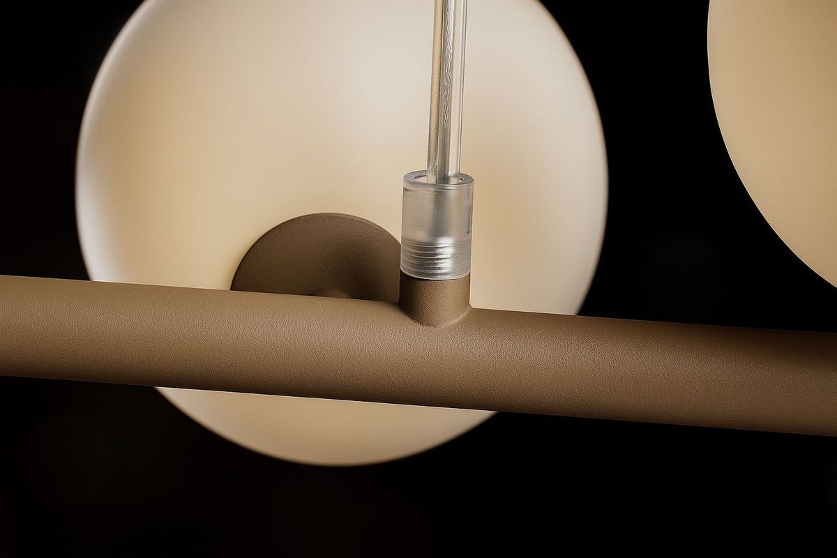 Beżowa lampa wisząca Ardi K-5842 z siedmioma oprawami G9. Ujęcie z boku pokazuje metalowy, matowy stelaż i przezroczysty uchwyt mocujący, z tłem w odcieniach czerni i delikatnie zaokrąglonym kloszem.