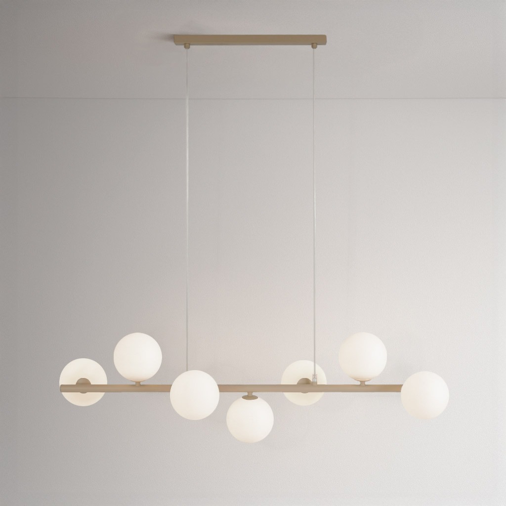 Beżowa lampa wisząca Ardi z siedmioma okrągłymi kloszami z białego szkła, zawieszona na cienkich linkach, z metalowym mocowaniem w górnej części. Prosty, nowoczesny design, idealna do aranżacji wnętrz.