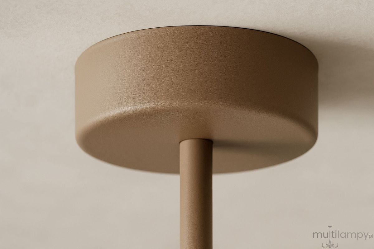 Beżowa lampa sufitowa Lemo z mocowaniem na trzy żarówki G9. Widok z dołu, ukazujący okrągłą, gładką podstawę oraz prosty słupek. Produkt zamontowany na suficie, w minimalistycznym stylu. Tło jasne, neutralne.