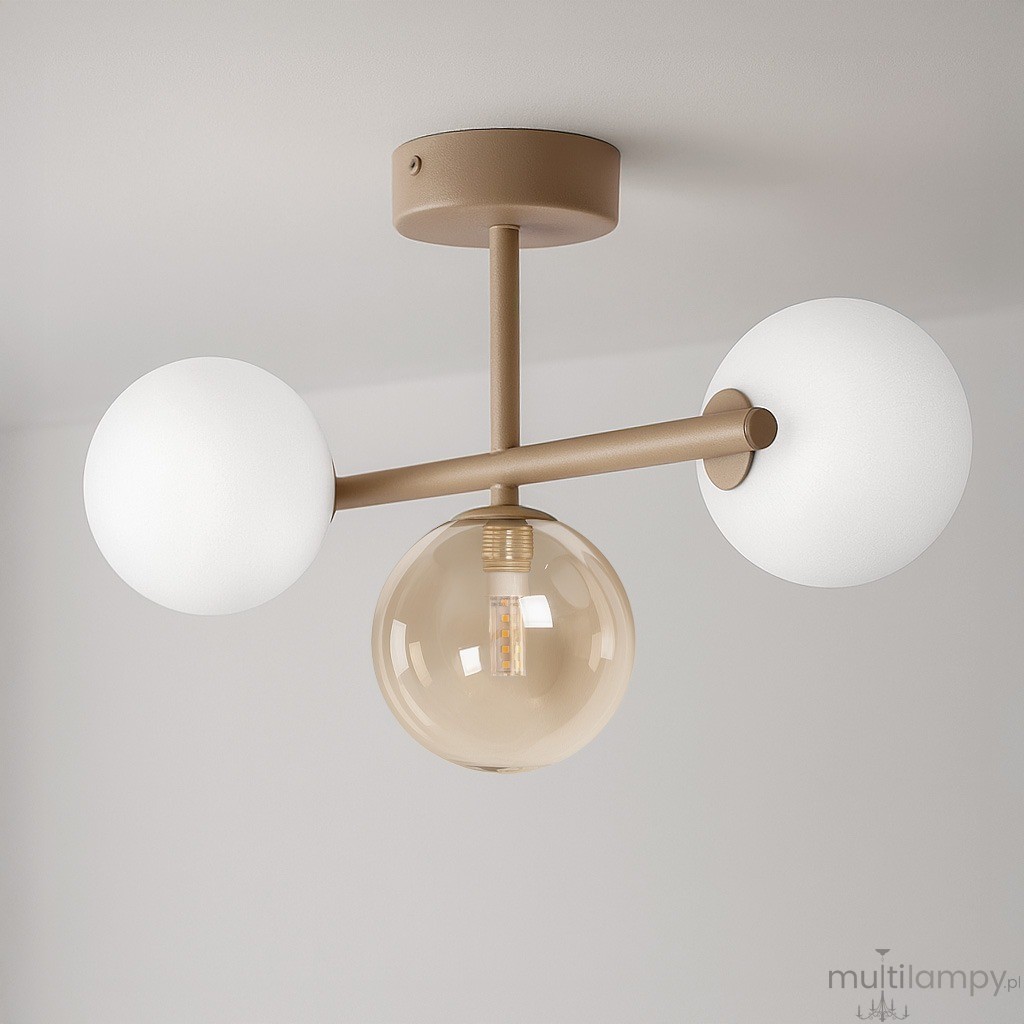 Beżowa lampa sufitowa Lemo z trzema źródłami światła: dwa białe, matowe klosze w formie kul oraz jeden szklany, przezroczysty klosz. Ujęcie z dołu, produkt zamontowany na suficie. Metalowa konstrukcja w odcieniu beżowym.
