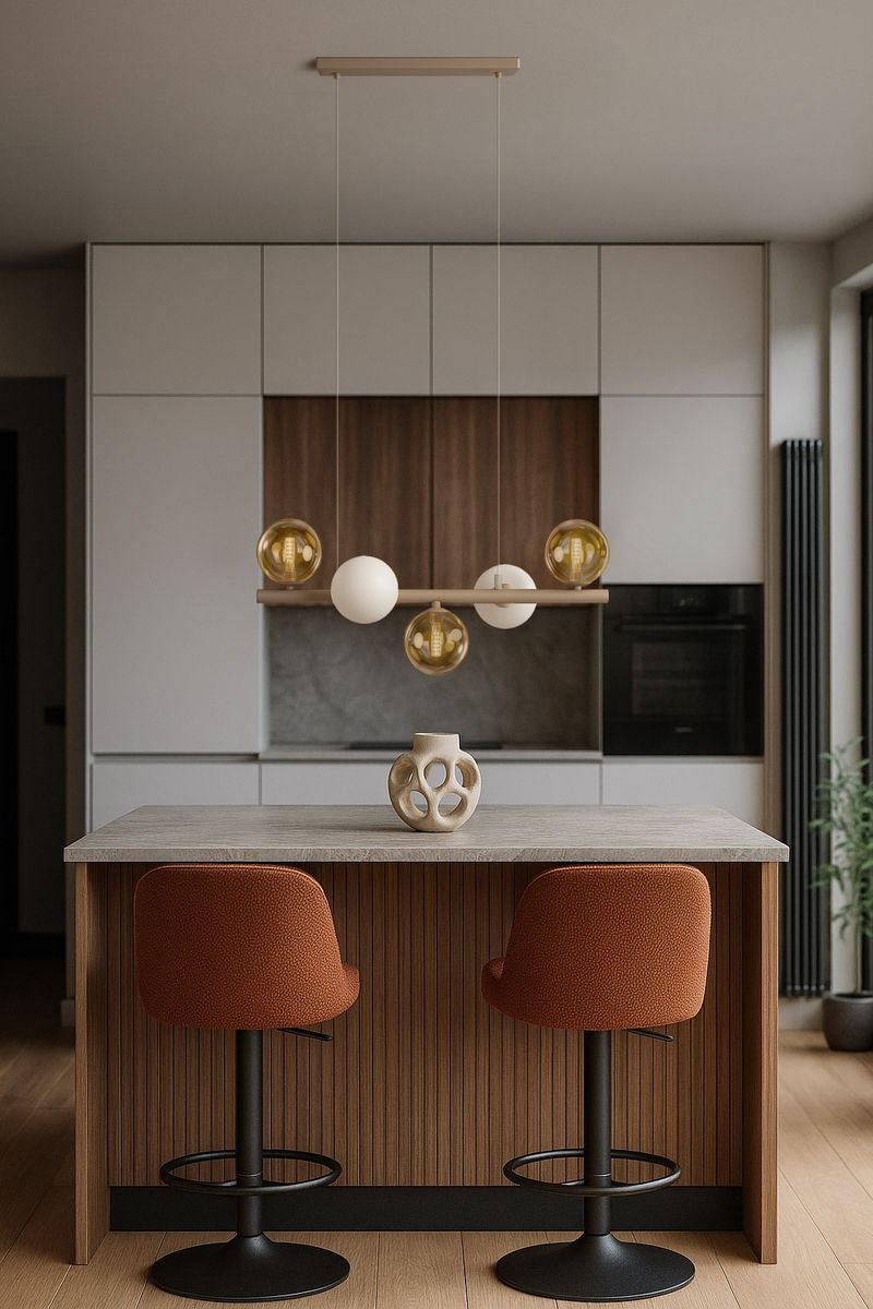 Lemo lampa wisząca 5xG9 w beżowym kolorze, z pięcioma okrągłymi kloszami w odcieniach bieli i złota, zawieszona na cienkich przewodach. Ujęcie frontalne, w nowoczesnej kuchni, nad wyspą z kamiennym blatem i dwoma stołkami barowymi.