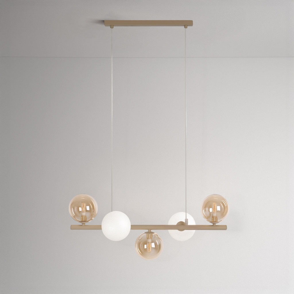 Lampa wisząca Lemo w kolorze beżowym, zawieszona na cienkich linkach. Posiada pięć źródeł światła w różnych kształtach: dwa przezroczyste kuliste klosze oraz jeden matowy. Metalowy stelaż o prostym designie, umieszczony na gładkiej ścianie.