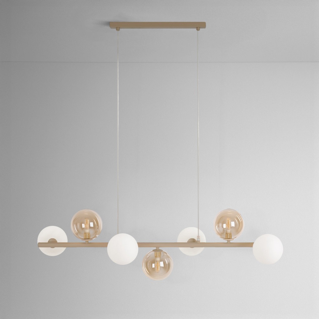 Beżowa lampa wisząca Lemo z siedmioma oprawami G9, zawieszona na cienkich linkach. Składa się z metalowej belki i przezroczystych oraz matowych kul lampowych. Ujęcie frontalne na tle jasnej ściany.