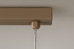 Beżowa lampa wisząca Lemo z 9 miejscami na żarówki G9. Ujęcie z góry, pokazujące detal mocowania z efektem tekstury. Lampa zawieszona na przezroczystym kablu, z prostokątną, matową podstawą w odcieniu beżowym.