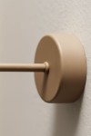 Kinkiet Lemo 1xG9 w kolorze beżowym, montowany na ścianie. Zbliżenie na okrągłą podstawę i prosty uchwyt. Gładka, matowa faktura, minimalistyczny design, idealny do nowoczesnych wnętrz.