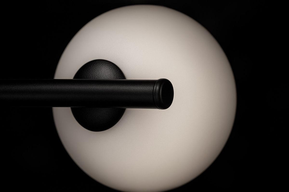 Czarna lampa sufitowa Filo z aluminiowym uchwytem i okrągłą matową kloszem, widoczna z góry. Klosz w kolorze białym, uchwyt prosty, zamontowany poziomo. Minimalistyczny design, idealna do nowoczesnych wnętrz.