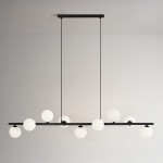 Lampa wisząca Filo w kolorze czarnym, z dziewięcioma okrągłymi kloszami z białego szkła. Ujęcie frontalne, produkt zawieszony na dwóch cienkich linkach. Minimalistyczny design, idealna do nowoczesnych wnętrz.