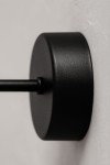 Kinkiet Filo 1xG9 w kolorze czarnym. Ujęcie z boku, pokazujące okrągłą, matową podstawę i przylegający do ściany metalowy wspornik. Prosta, elegancka forma, idealna do nowoczesnych wnętrz.
