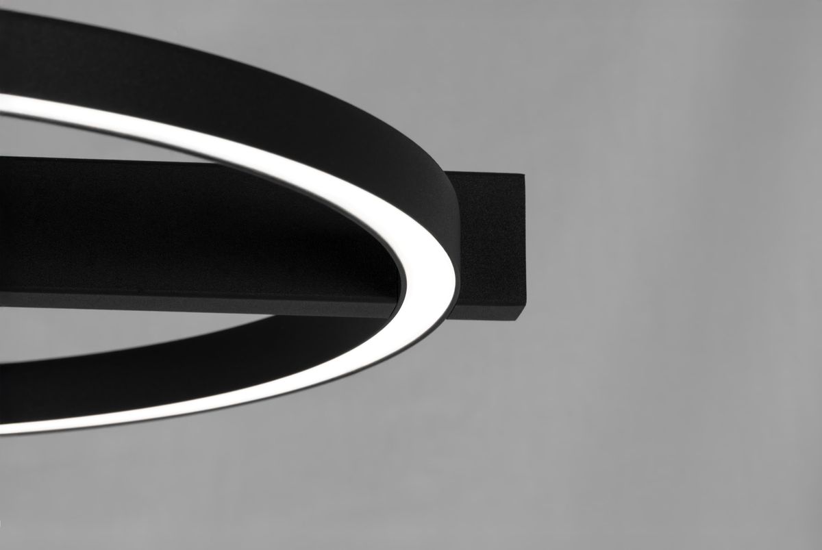 Lampa wisząca Tivoli w kolorze czarnym z jednym źródłem LED 24W. Produkt ma okrągły kształt z wbudowanym podświetleniem, zawieszony na prostokątnej podstawie. Widok z boku, na szarym tle.