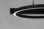 Czarna lampa wisząca Tivoli z jednym źródłem LED 24W CCT, w kształcie okręgu, z widocznym podświetleniem wzdłuż krawędzi. Produkt zawieszony na cienkim przewodzie, z montażem na prostokątnej podstawie. Tło szare, minimalistyczne.
