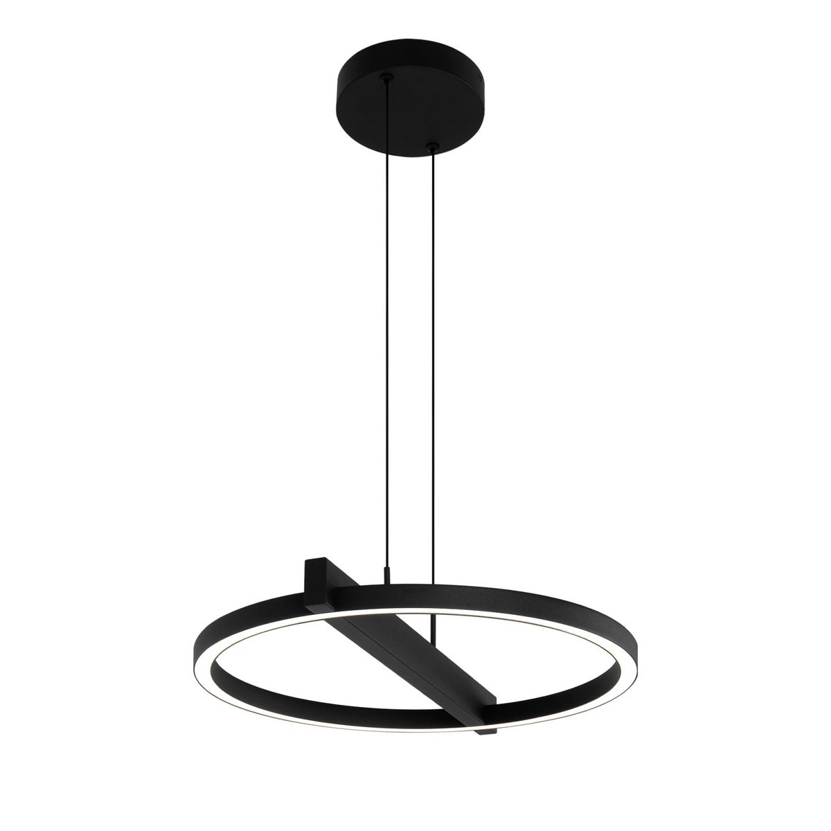 Lampa wisząca Tivoli w kolorze czarnym, o okrągłym kształcie z jedną diodą LED 24W. Zawieszona na dwóch cienkich linkach, z widocznym prostokątnym elementem w środku. Ciepłe światło otacza krawędź lampy, tworząc elegancką atmosferę.