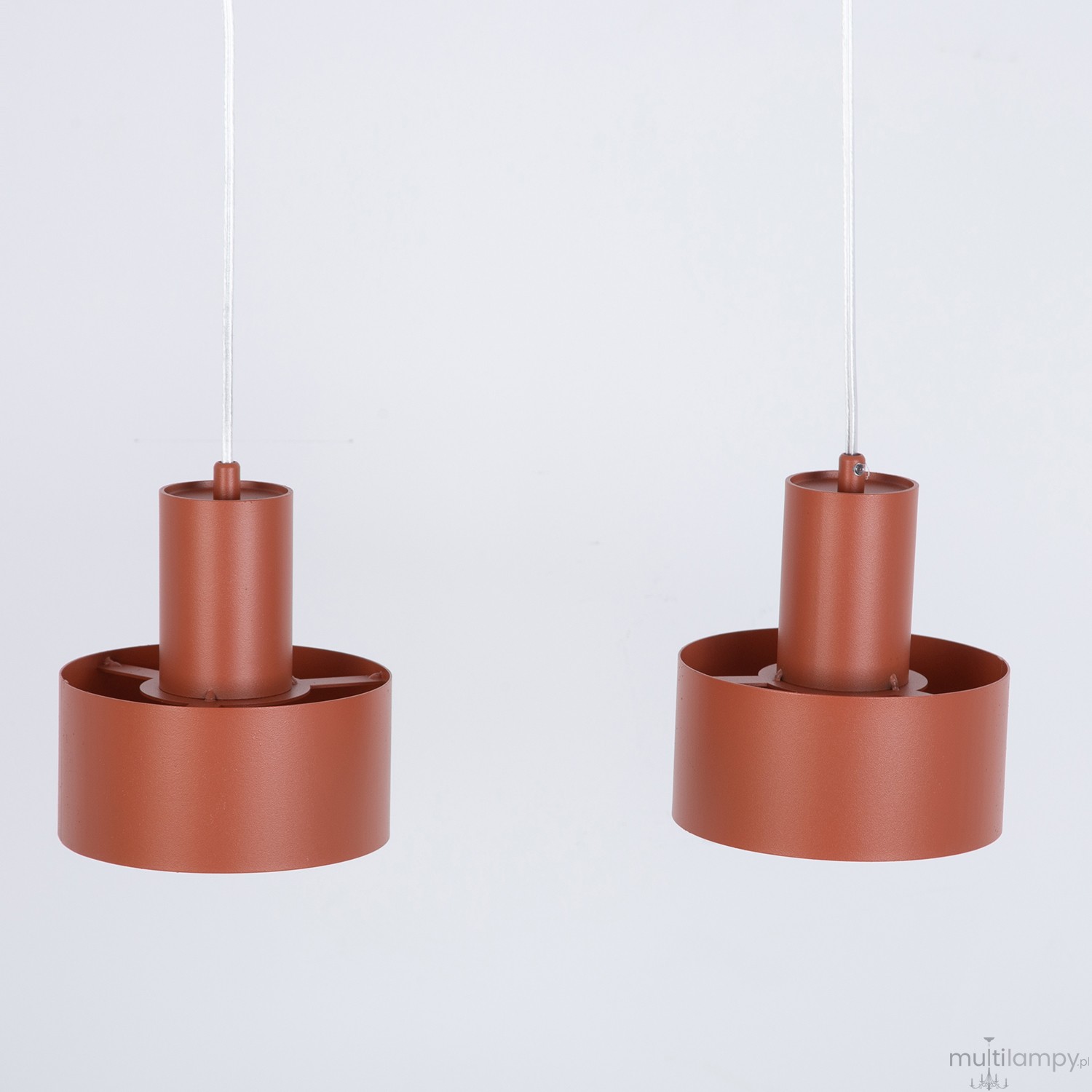 Lampa wisząca Rif 2xE27 w ceglastym kolorze, z dwoma cylindrycznymi kloszami na długich przewodach. Klosze mają matową, teksturowaną powierzchnię, zawieszone blisko siebie, na jasnym tle.