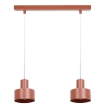 Lampa wisząca Rif w kolorze ceglastym z dwoma oprawami na żarówki E27. Produkt zawieszony na cienkich linkach, z prostokątnym stelażem u góry. W stylowym, minimalistycznym designie, idealna do nowoczesnych wnętrz.