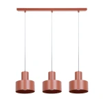 Lampa wisząca Rif 3xE27 w ceglanym kolorze z trzema okrągłymi kloszami. Klosze mają matowe wykończenie, zawieszone na cienkich stalowych linkach. Montaż na prostokątnej podsufitce w tym samym odcieniu. Idealna do nowoczesnych wnętrz.
