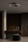 Lampa sufitowa Tivoli 1xLED 24W CCT w kolorze czarnym, zamontowana na suficie, z okrągłym kształtem i podświetleniem LED. Widoczny minimalistyczny design z metalową konstrukcją, w tle drewniane meble i stonowane wnętrze.