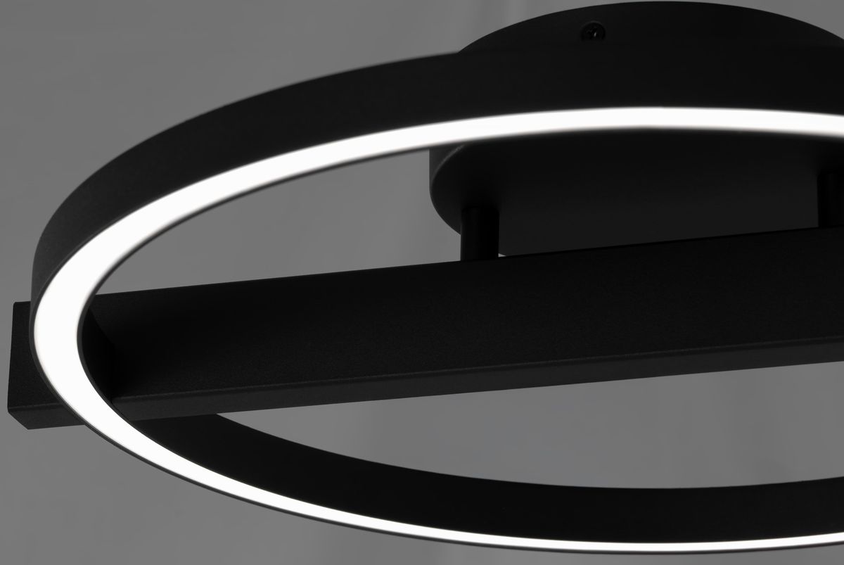 Czarna lampa sufitowa Tivoli z jednym źródłem LED 24W CCT. Okrągła, matowa konstrukcja z podświetleniem LED w formie pierścienia, montowana do sufitu. Widok z góry, podkreślający nowoczesny design i wykończenie.