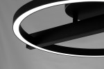 Czarna lampa sufitowa Tivoli z jedną diodą LED 24W CCT, w kształcie dużego okręgu. Widoczny detal zamocowania oraz delikatne podświetlenie krawędzi. Ujęcie z góry, ukazujące nowoczesny, minimalistyczny design. Tło w odcieniu szarości.