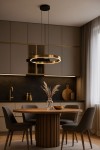 Lampa wisząca Metis 1xLED 24W w kolorze czarnym i złotym, okrągła forma z cienkim pierścieniem świetlnym, zawieszona na dwóch przewodach. W tle nowoczesna kuchnia z drewnianym stołem i szarymi krzesłami.