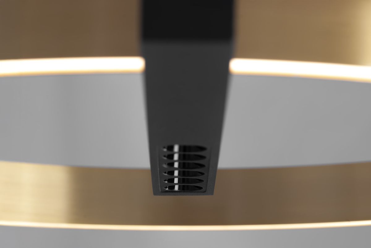 Lampa wisząca Metis K-8232 z jedną diodą LED 24W, w kolorze czarnym i złotym. Ujęcie z bliska, pokazujące górną część lampy z prostokątnym elementem oraz otworami wentylacyjnymi. Tło neutralne, podkreślające elegancki design.