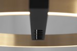 Lampa wisząca Metis K-8232 z jedną diodą LED 24W, w kolorze czarnym i złotym. Ujęcie z bliska, pokazujące górną część lampy z prostokątnym elementem oraz otworami wentylacyjnymi. Tło neutralne, podkreślające elegancki design.