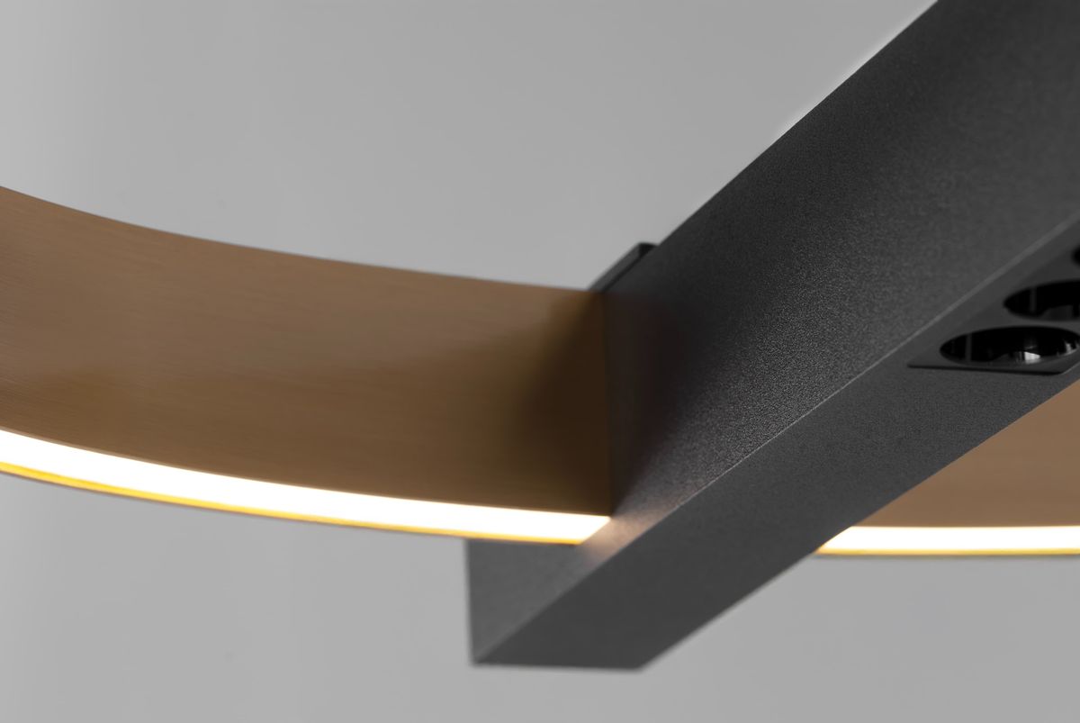 Lampa wisząca Metis K-8232 z jedną diodą LED 24W, z czarnym, matowym korpusem i złotym, lekko teksturowanym kloszem. Ujęcie z boku ukazuje szczegóły konstrukcji oraz delikatne podświetlenie.