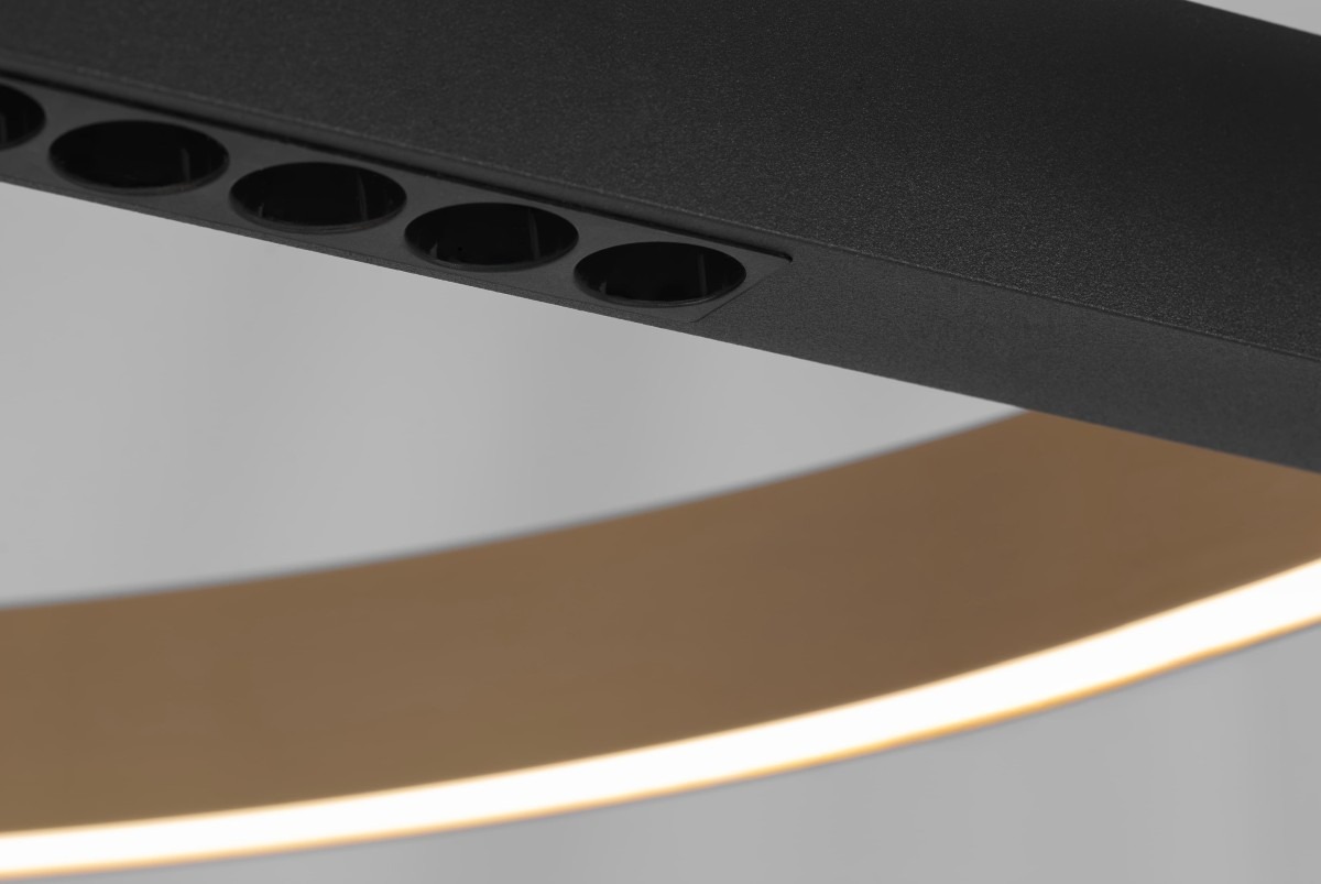 Lampa wisząca Metis z jedną diodą LED 36W, w kolorze czarnym z złotym akcentem. Ujęcie zbliżeniowe na górną część lampy, ukazujące detale konstrukcji oraz równomiernie rozproszone światło wokół.