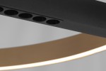 Lampa wisząca Metis z jedną diodą LED 36W, w kolorze czarnym z złotym akcentem. Ujęcie zbliżeniowe na górną część lampy, ukazujące detale konstrukcji oraz równomiernie rozproszone światło wokół.