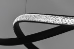 Lampa wisząca Fondi, czarna, z wbudowanym źródłem LED 40W. Zawiera elegancki pasek z kryształowymi detalami, w kształcie falującym. Ujęcie z boku, podkreślające unikalny design i fakturę.