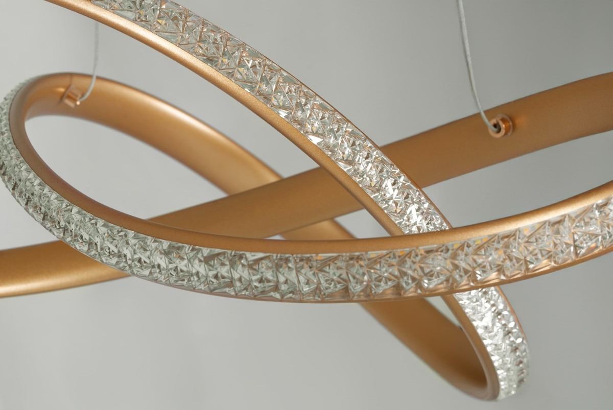 Lampa wisząca Fondi z jednym źródłem LED 40W, złota, z dwoma okrągłymi pierścieniami – jeden matowy, drugi z przezroczystymi kryształkami. Ujęcie z boku, ukazujące nowoczesny design i detale wykończenia.