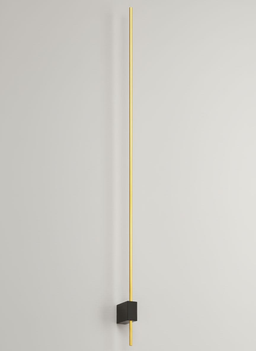 Kinkiet LED Como 120, moc 12W, barwa światła 4000K, złożony z długiej, złotej rury zamocowanej na czarnej, kwadratowej podstawie. Produkt zamontowany na jasnej ścianie, ukazany w ujęciu frontalnym.
