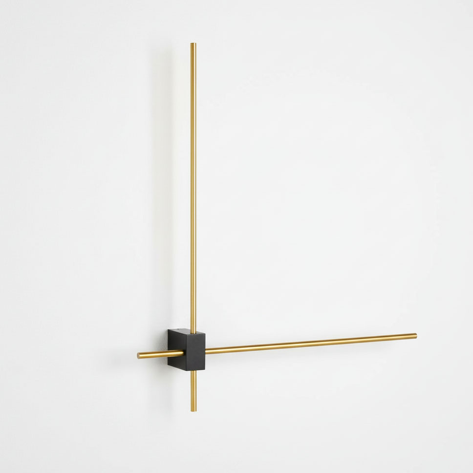 Kinkiet LED Como 2x60, 12W, 4000K w kolorze złotym i czarnym. Prosta konstrukcja z poziomą i pionową rurką, zamocowana na czarnym, kwadratowym elemencie. Ujęcie frontalne na białym tle.