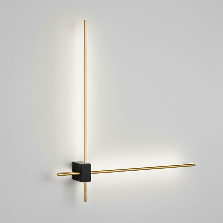 Kinkiet LED Como 2x60 o mocy 12W, w kolorze złotym i czarnym. Posiada prostą, geometryczną formę z dwoma poziomymi i pionowym elementem świecącym, zamontowany na czarnej podstawie. Oświetlenie emituje neutralne światło 4000K.