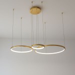 Lampa wisząca LED Hodo w złotym kolorze, z trzema okrągłymi pierścieniami o średnicach 20, 40 i 60 cm. Zawieszona na cienkich linkach, z możliwością regulacji wysokości. Oświetlenie nowoczesne, idealne do aranżacji wnętrz.