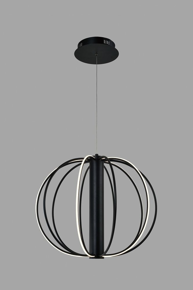 Czarna lampa wisząca Beniali z jednym źródłem LED 42W. Okrągła konstrukcja z metalowymi pierścieniami i centralnym słupkiem. Zawieszona na cienkim przewodzie, z okrągłym stropem. Minimalistyczny design na szarym tle.